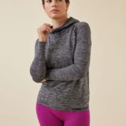 Sweat sport à capuche gris pour femme, coupe ajustée et matière confortable, idéal pour les entraînements et un look sportif au quotidien.
