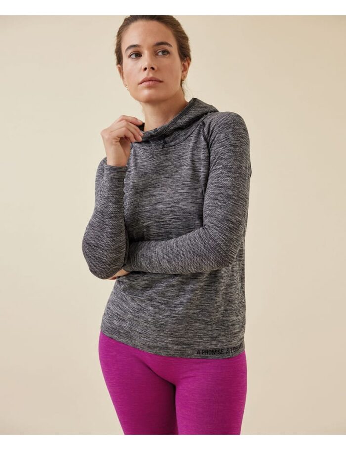 Sweat sport à capuche gris pour femme, coupe ajustée et matière confortable, idéal pour les entraînements et un look sportif au quotidien.