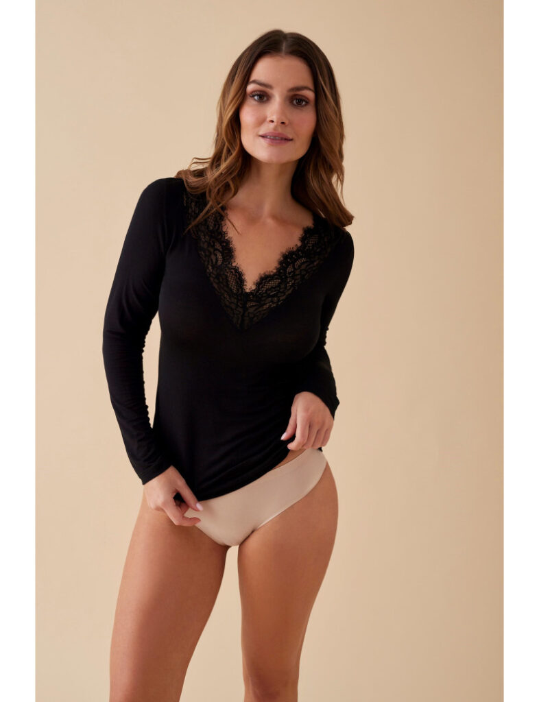 Le tee-shirt chaud col V en dentelle se combine facilement avec vos pantalons, jeans ou jupes pour un look casual chic. Parfait pour celles qui recherchent confort, féminité et élégance, il allie style raffiné et chaleur pour toutes les occasions.