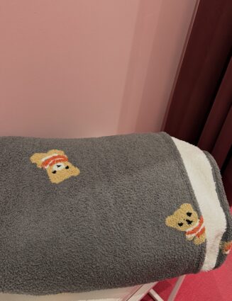 Redécouvrez le plaisir de rester chez soi avec le plaid gris Lovely Lingerie. Plus qu'un simple accessoire, c'est une invitation à la déconnexion totale. Son gris chiné, à la fois chic et apaisant, a été choisi pour sa capacité à créer une atmosphère zen et chaleureuse dès le premier regard.