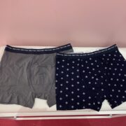 Lot de 2 boxers homme en coton et élasthanne, coupe ajustée confortable avec ceinture élastique et design moderne pour un usage quotidien.