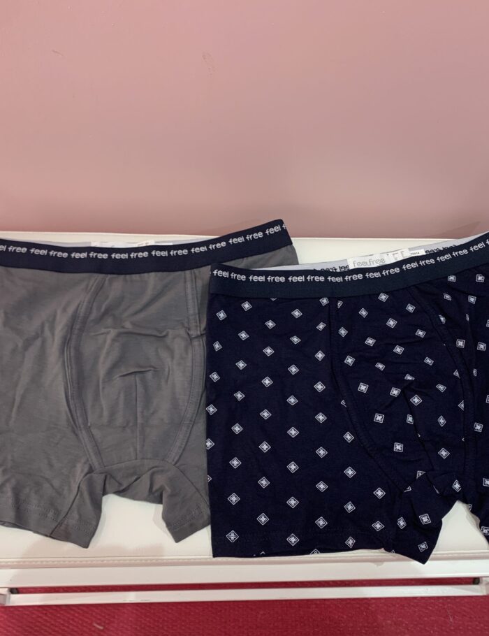 Lot de 2 boxers homme en coton et élasthanne, coupe ajustée confortable avec ceinture élastique et design moderne pour un usage quotidien.