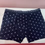 boxer-imprime-fond-bleu-marine-imprime-carre-coton-et-elasthanne