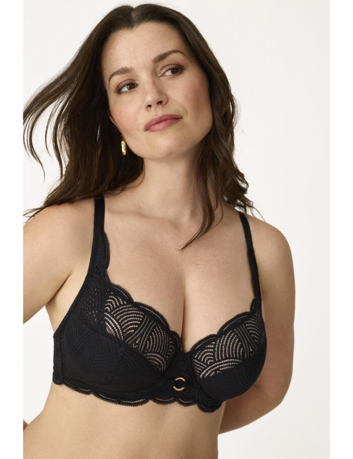 Soutien gorge noir grande capacité à coques, offrant maintien renforcé, galbe arrondi et confort optimal pour poitrines généreuses.
