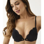 Soutien gorge push-up noir en dentelle, offrant galbe et décolleté sublimé avec maintien confortable et coupe féminine élégante.