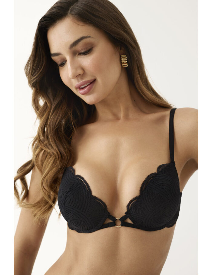 Soutien gorge push-up noir en dentelle, offrant galbe et décolleté sublimé avec maintien confortable et coupe féminine élégante.