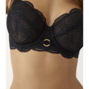 Soutien gorge noir grande capacité en dentelle, sans coques avec armatures, offrant maintien renforcé et confort pour poitrines généreuses.