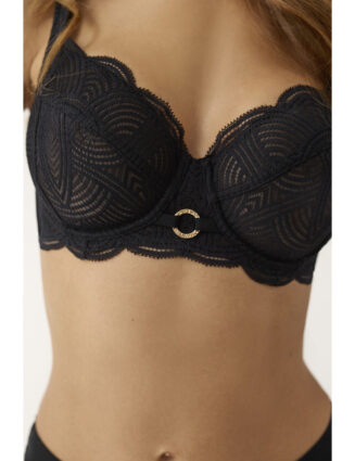 Soutien gorge noir grande capacité en dentelle, sans coques avec armatures, offrant maintien renforcé et confort pour poitrines généreuses.