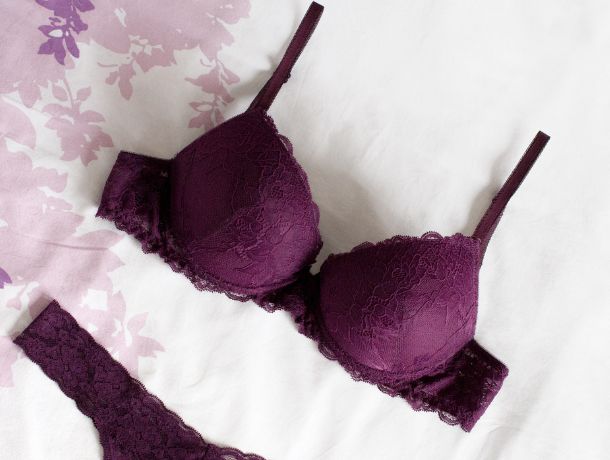 Soutien-gorge push-up femme pour un galbe parfait et un maintien confortable. Modèles tendance disponibles sur Lovely Lingerie. Optez pour une lingerie sexy et confortable.