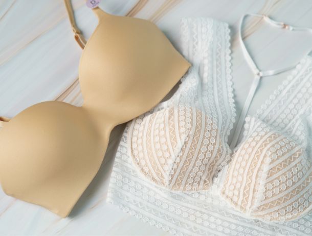 Soutien-gorge ampliforme : des pièces raffinées alliant maintien, confort et effet galbant naturel pour une silhouette parfaitement dessinée.